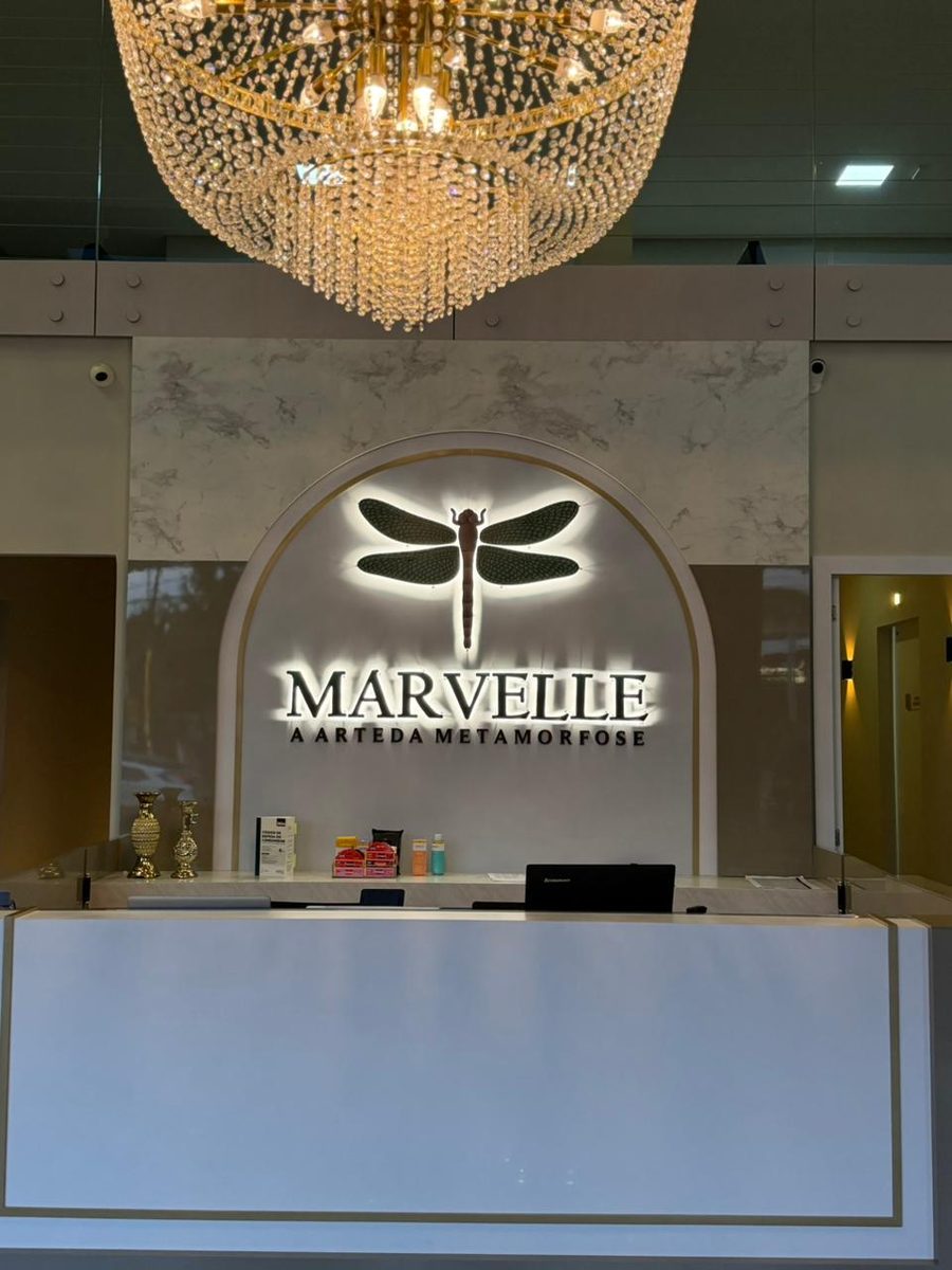 Recepção da Marvelle Blumenau, com painel da marca e lustre