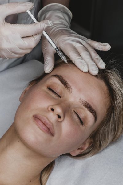 jovem-recebendo-uma-injecao-de-beleza