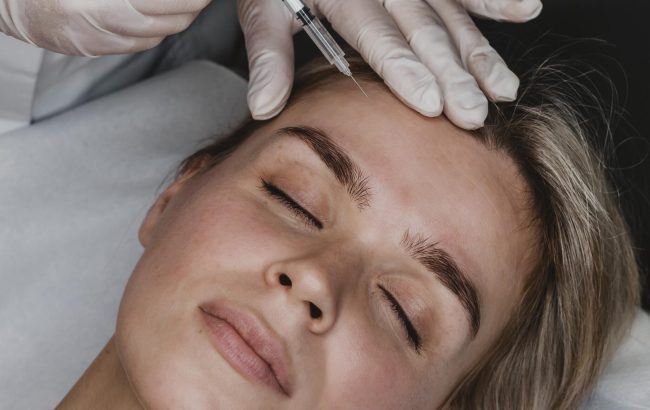jovem-recebendo-uma-injecao-de-beleza