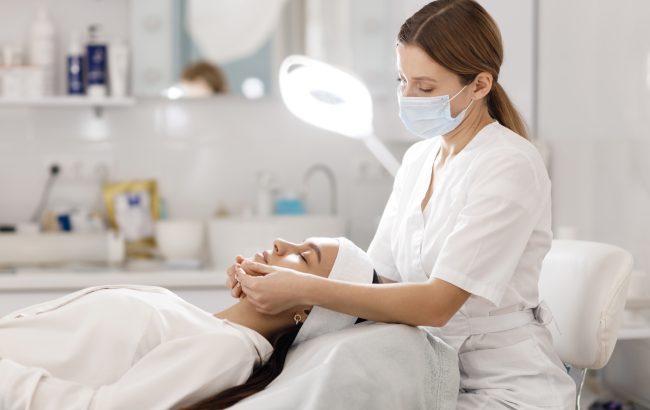 medico-de-cosmetologia-e-paciente