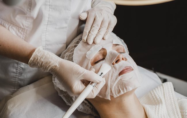 mulher-jovem-recebendo-tratamento-com-mascara-de-pele
