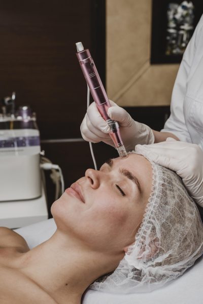 mulher-no-centro-de-bem-estar-fazendo-um-tratamento-cosmetico