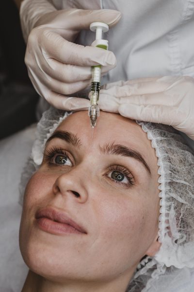 mulher-recebendo-uma-injecao-de-beleza-facial-no-centro-de-bem-estar